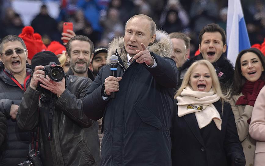 3 марта в &quot;Лужниках&quot; прошел митинг-концерт &quot;За сильную Россию!&quot; в поддержку Владимира Путина (в центре) 