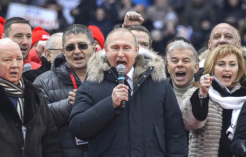 Президент России Владимир Путин (в центре) вместе спел Гимн России. По его словам, так он поддержал российскую хоккейную сборную, не побоявшуюся петь гимн своей страны во время церемонии награждения на Олимпийских играх в Пхенчхане