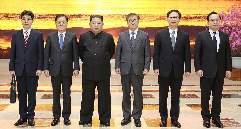 В центре, слева направо: лидер КНДР Ким Чен Ын и представитель южнокорейского президента Чон Ый Ён