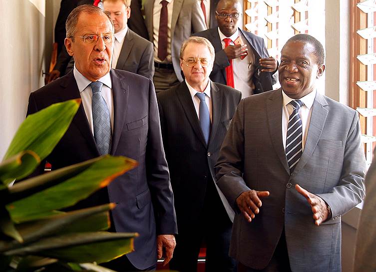 Министр иностранных дел Сергей Лавров с президентом Зимбабве Эммерсоном Мнангагвой
