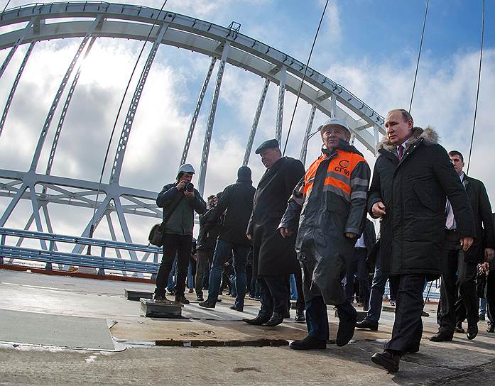 Президент России Владимир Путин (справа) посещает стройку Крымского моста