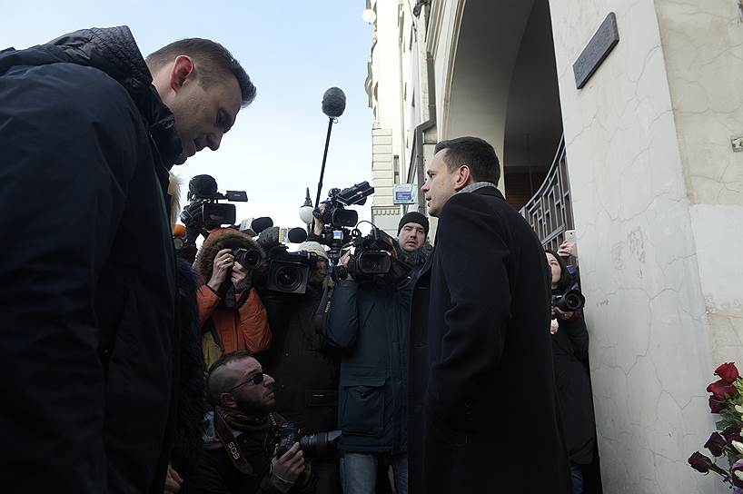Лидер движения «Солидарность» Илья Яшин (справа) и политик Алексей Навальный (слева)