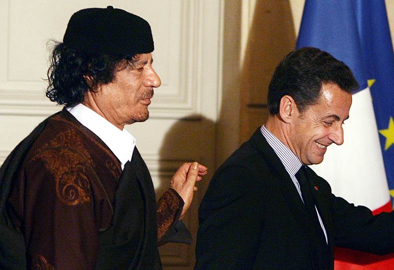 Бывший президент Франции Никола Саркози (справа) и бывший лидер ливийской Джамахирии Муаммар Каддафи (слева)