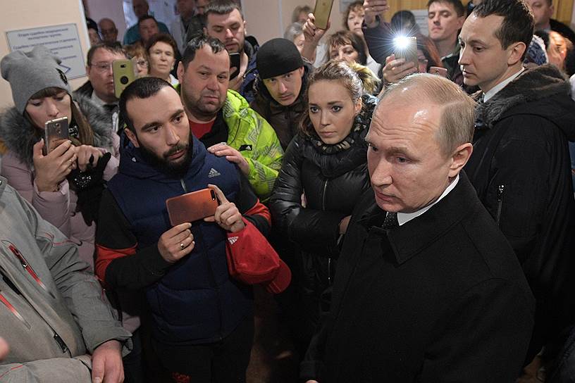 Президент России Владимир Путин на встрече с инициативной группой граждан в Кемерово