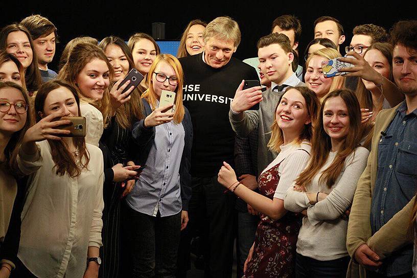 Пресс-секретарь президента России Дмитрий Песков со студентами ВШЭ