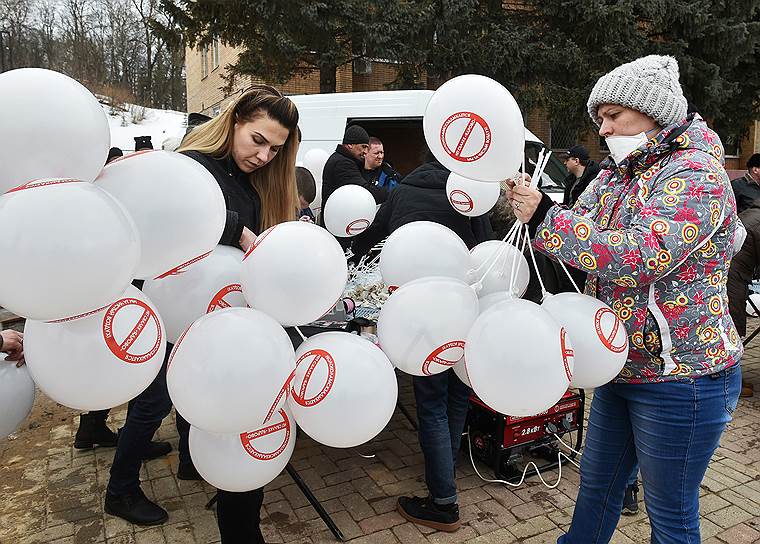 Активисты во время раздачи белых воздушных шаров с хэштегом #волоколамскзадыхается на митинге в Волоколамске
