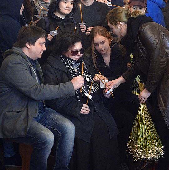 Режиссер Елена Гремина, супруга Михаила Угарова (вторая слева) во время церемонии прощания с Михаилом Угаровым 