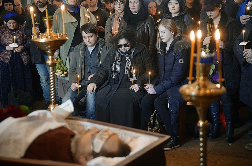 Режиссер Елена Гремина, супруга Михаила Угарова (в центре) во время церемонии прощания с Михаилом Угаровым