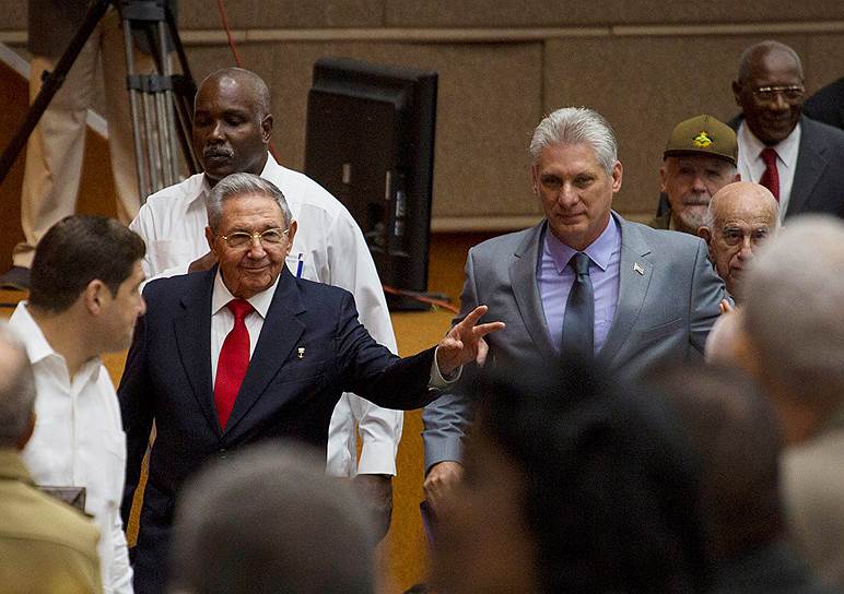 Избранный председатель Госсовета Кубы Мигель Диас-Канель и бывший глава кубинского государства Рауль Кастро