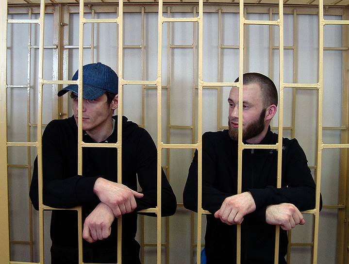 Обвиняемые по делу &quot;приморских партизан&quot; Максим Кириллов (слева) и Александр Ковтун (справа) 