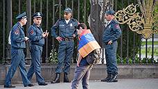 В Ереване усилена охрана парламента