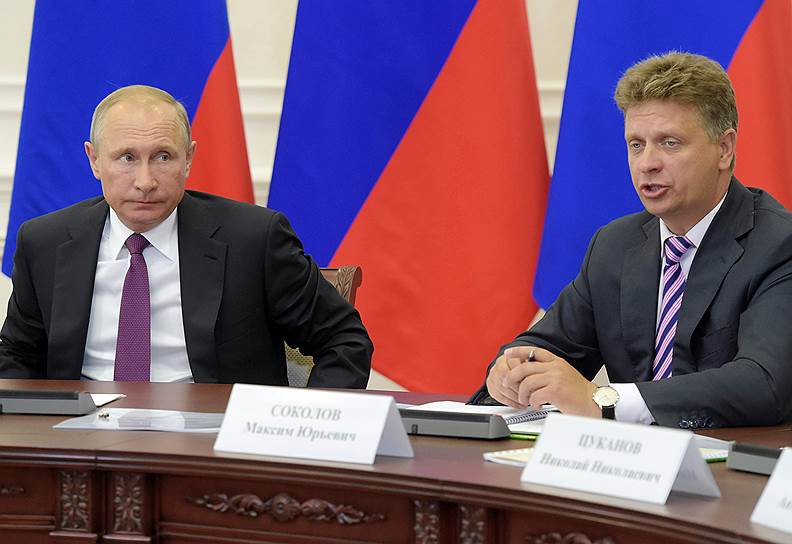 Президент России Владимир Путин и министр транспорта России Максим Соколов