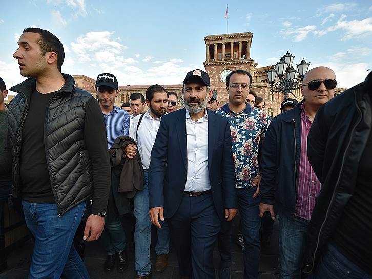 Премьер-министр Армении Никол Пашинян (в центре)