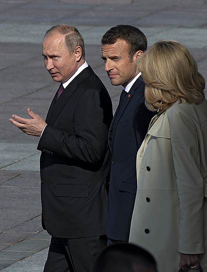 Президент России Владимир Путин (слева) и президент Франции Эмманюэль Макрон с женой Брижит