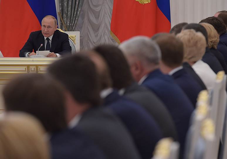 Президент России Владимир Путин (в центре) и члены нового правительства