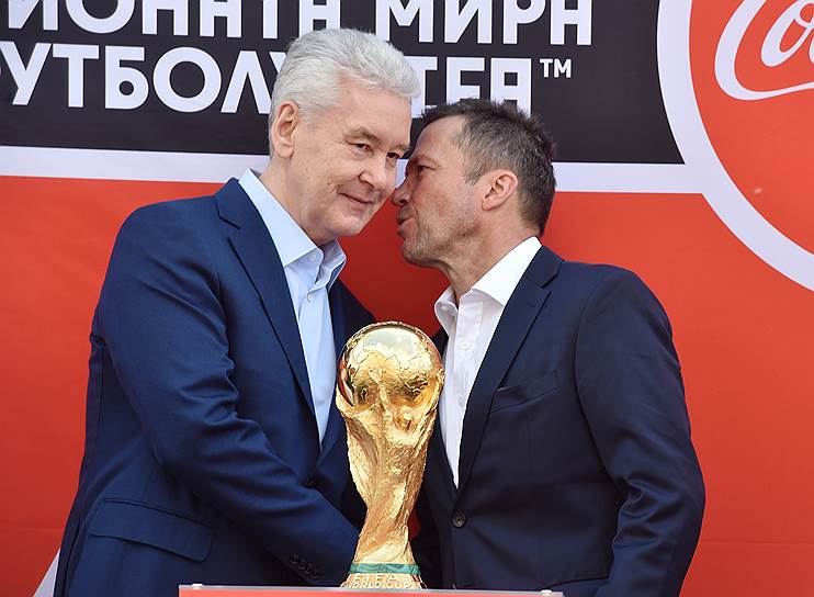 Мэр Москвы Сергей Собянин (слева) и немецкий футболист Лотар Маттеус