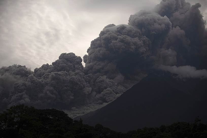 Последнее извержение вулкана Фуэго в Гватемале происходило в феврале 2015 года
