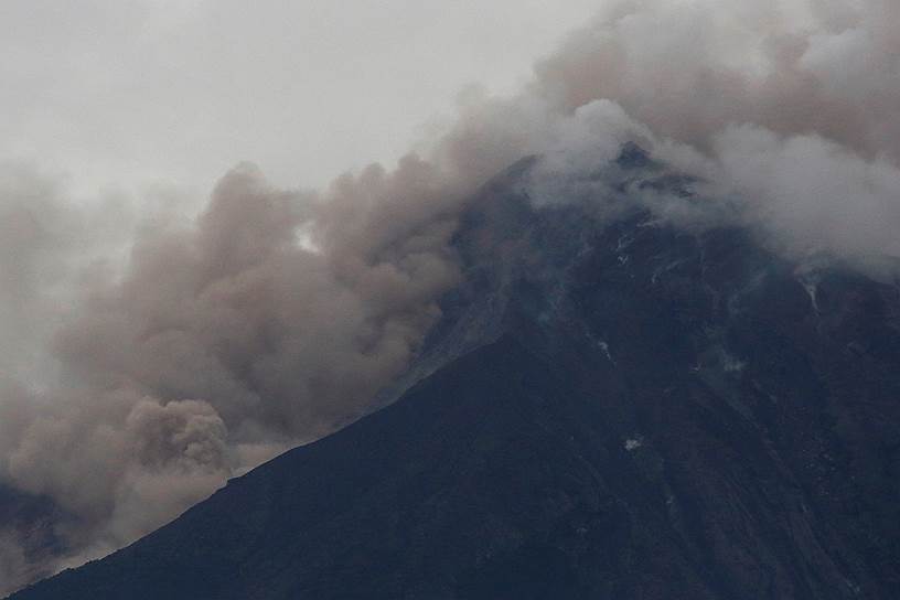 Вулкан Фуэго находится в нескольких десятках километров от столицы Гватемалы