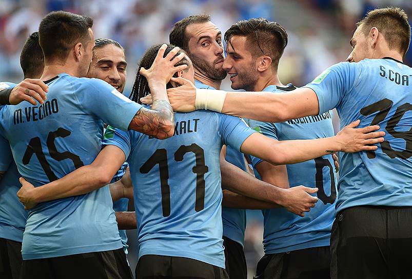 Игроки сборной Уругвая празднуют забитый гол