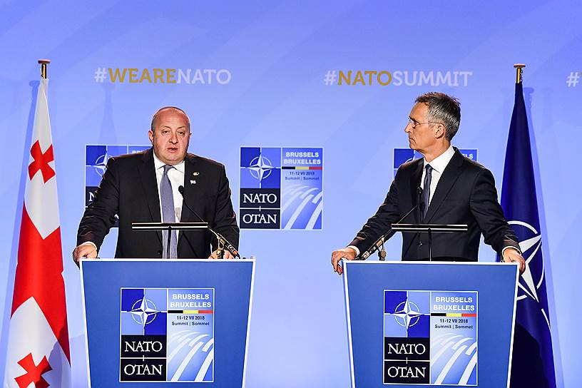 Президент Грузии Георгий Маргвелашвили (слева) и генеральный секретарь НАТО Йенс Столтенберг