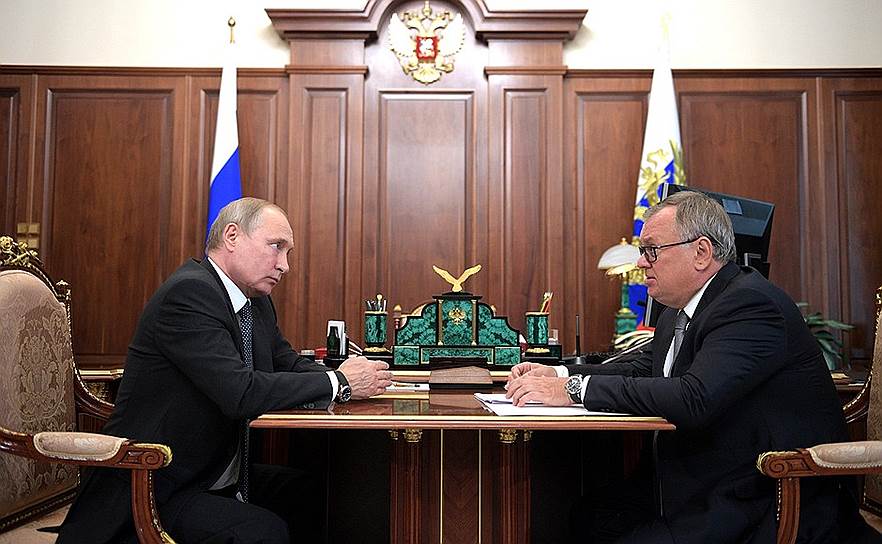 Президент России Владимир Путин (слева) и президент—председатель правления ВТБ Андрей Костин