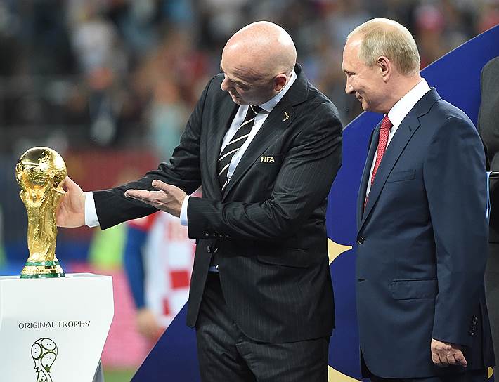 Президент FIFA Джанни Инфантино (слева) и  президент России Владимир Путин