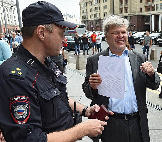 Председатель московского отделения партии «Яблоко» Сергей Митрохин (справа) 