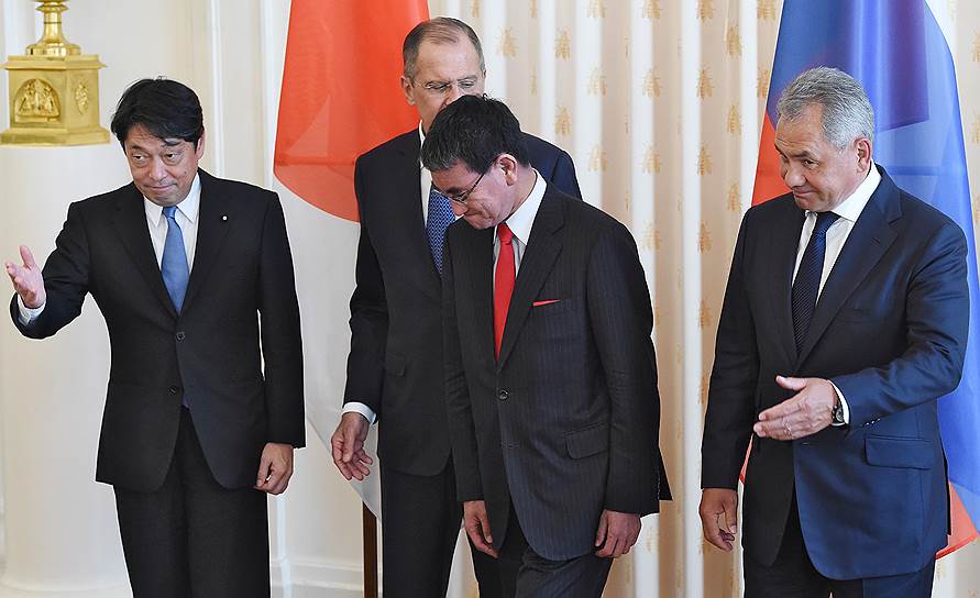 Слева направо: министры иностранных дел России и Японии Сергей Лавров и Таро Коно, министры обороны России и Японии Сергей Шойгу и Ицунори Онодэра