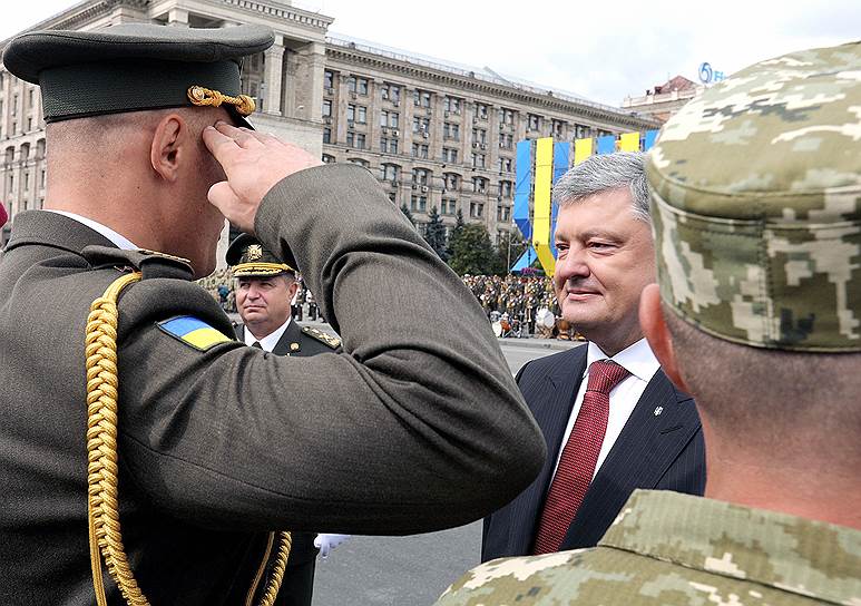 Президент Украины Петр Порошенко (справа)