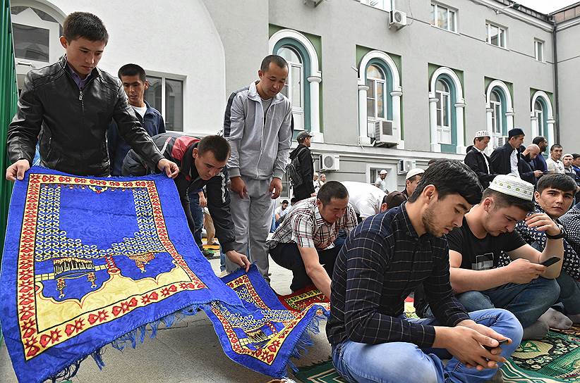 Верующие готовятся к намазу перед Московской соборной мечетью