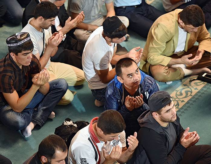 Верующие во время намаза в Московской соборной мечети