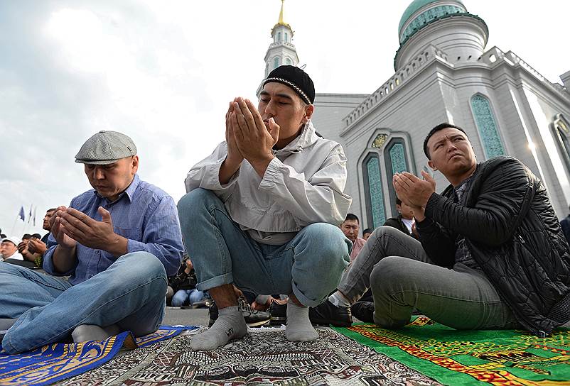Верующие перед Московской соборной мечетью во время намаза