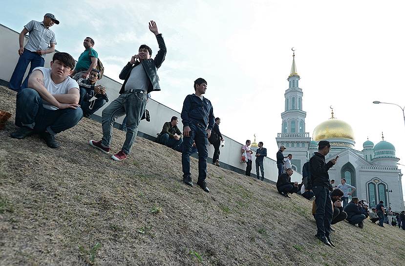 Верующие перед Московской соборной мечетью