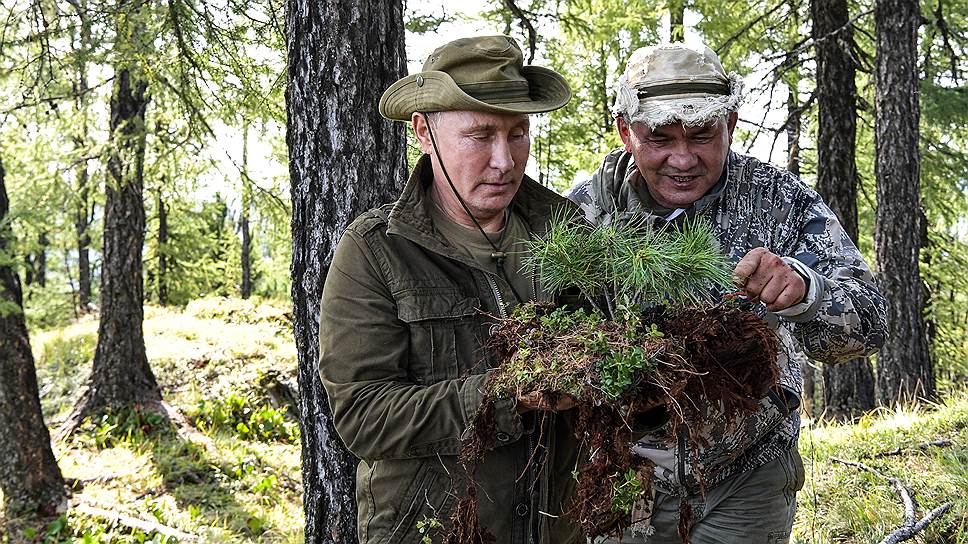 Президент Владимир Путин и министр обороны Сергей Шойгу в заповеднике