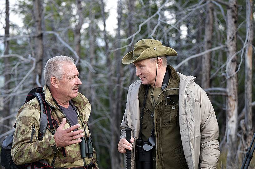 В этой поездке в течение двух дней президента также сопровождал директор Саяно-Шушенского заповедника Геннадий Киселев (слева)