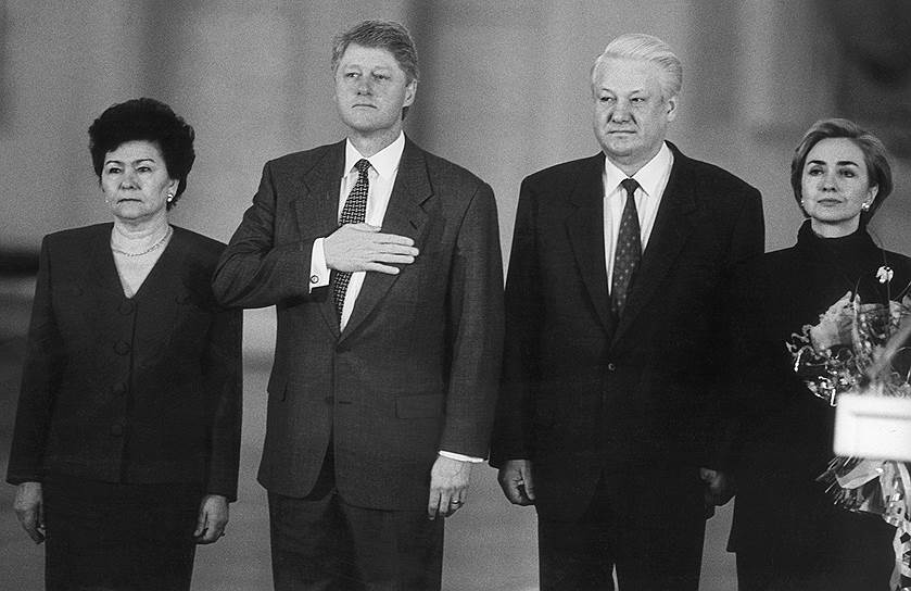 Президент США Билл Клинтон (второй слева), президент России Борис Ельцин (второй справа) и супруги президентов Наина Ельцина (слева) и Хиллари Клинтон (справа)