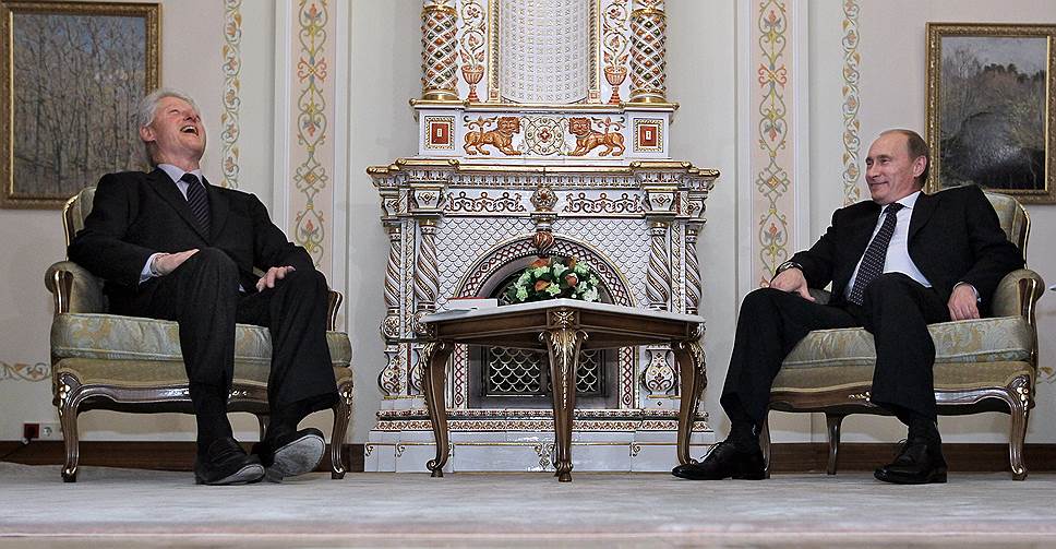 Билл Клинтон (слева) и Владимир Путин (справа) в 2010 году