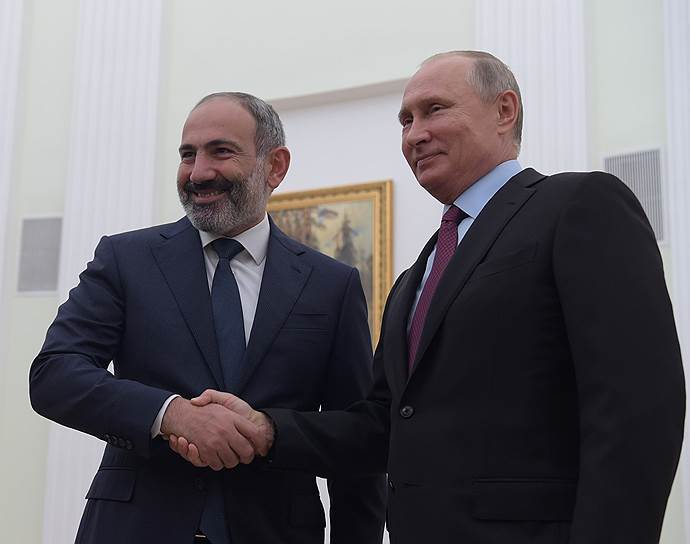 Президент России Владимир Путин (справа) во время встречи с премьер-министром Армении Николом Пашиняном (слева)