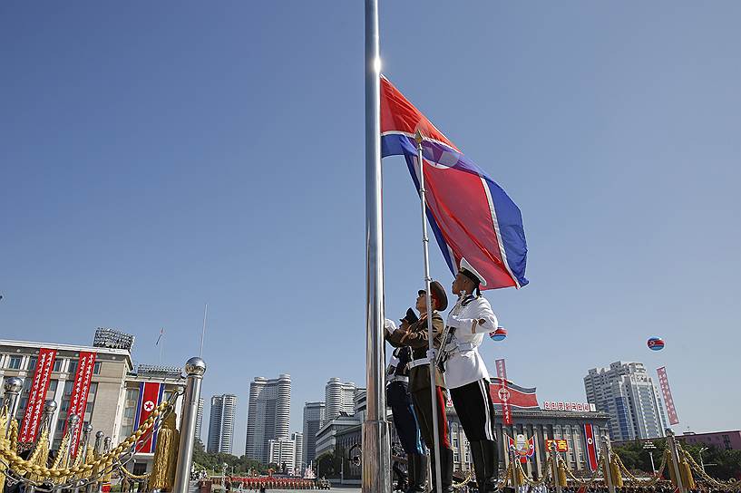 Над центральной площадью Пхеньяна был торжественно поднят флаг КНДР