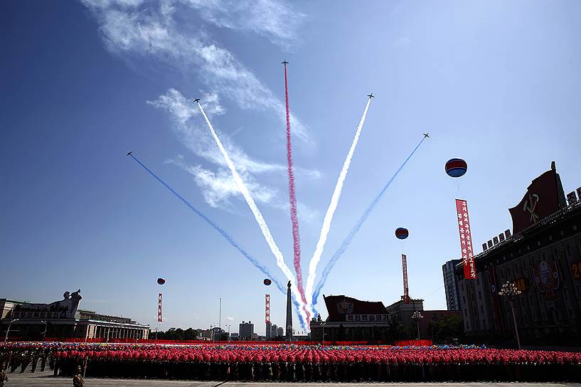 Самолеты ВВС КНДР раскрасили небо в цвета северокорейского флага во время парада в Пхеньяне