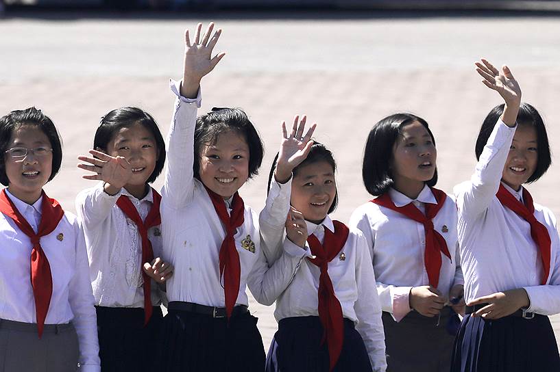 Северокорейский школьницы на параде в Пхеньяне