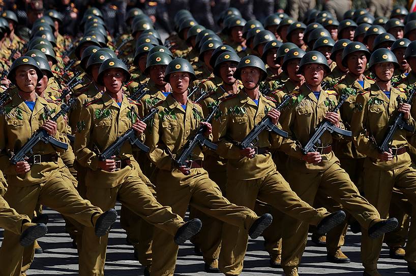 Солдаты маршируют по центральной площади Пхеньяна