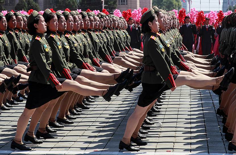 Женщины-военнослужащие маршируют во время парада в Пхеньяне. Срок службы для женщины в армии КДНР — 7 лет