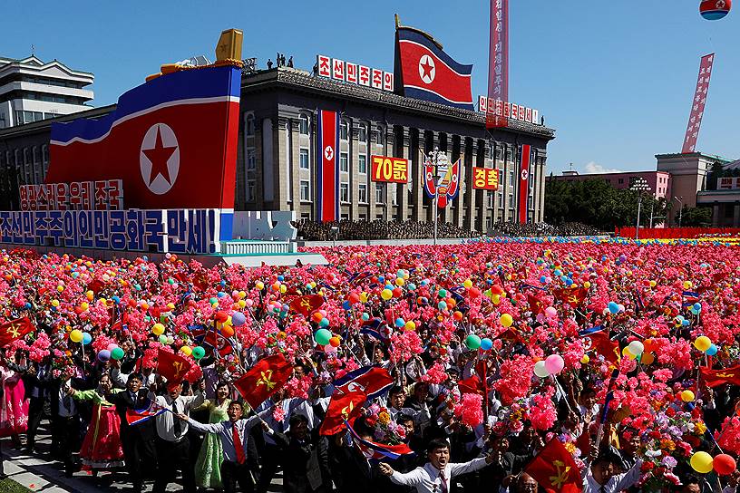 Участники парада по случаю 70-летия создания КНДР в Пхеньяне