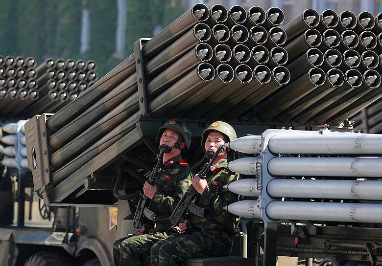 Ракетные установки залпового огня малой дальности на параде в Пхеньяне. Межконтинентальный баллистические ракеты КНДР так и не были представлены 