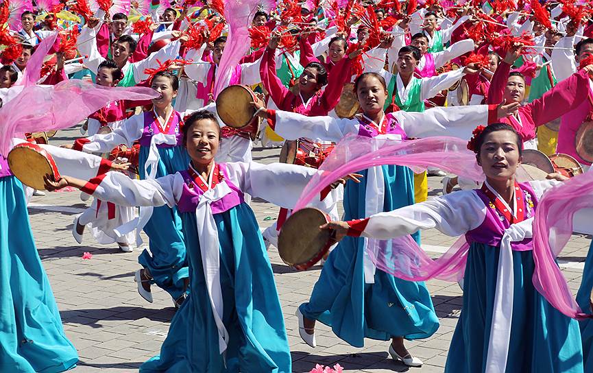 Участники парада в Пхеньяне