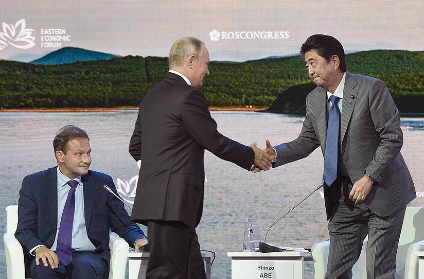 Слева направо: заместитель директора ГТК &quot;Телеканал &quot;Россия&quot;&quot; Сергей Брилев, президент России Владимир Путин (в центре) и премьер-министр Японии Синдзо Абэ 