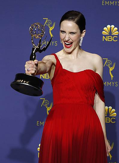 Актриса Рэйчел Броснахэн получила награду в номинации «Лучшая женская роль в комедийном сериале» за роль в сериале «Удивительная миссис Мейзел»