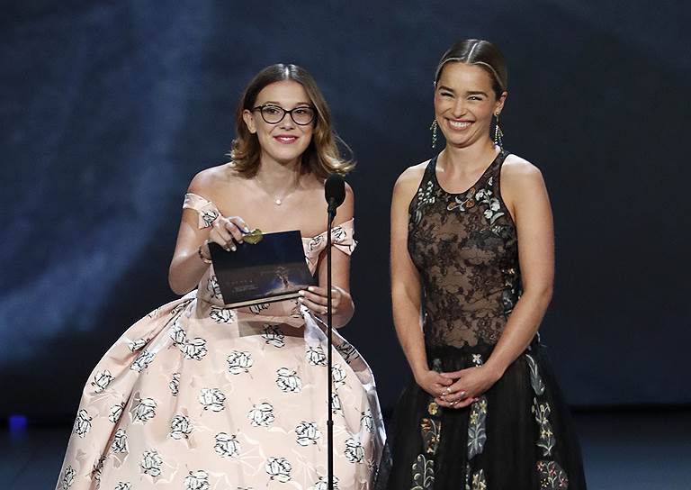 Актрисы Милли Бобби Браун и Эмилия Кларк представляют номинацию «Лучший сценарий комедийного сериала»