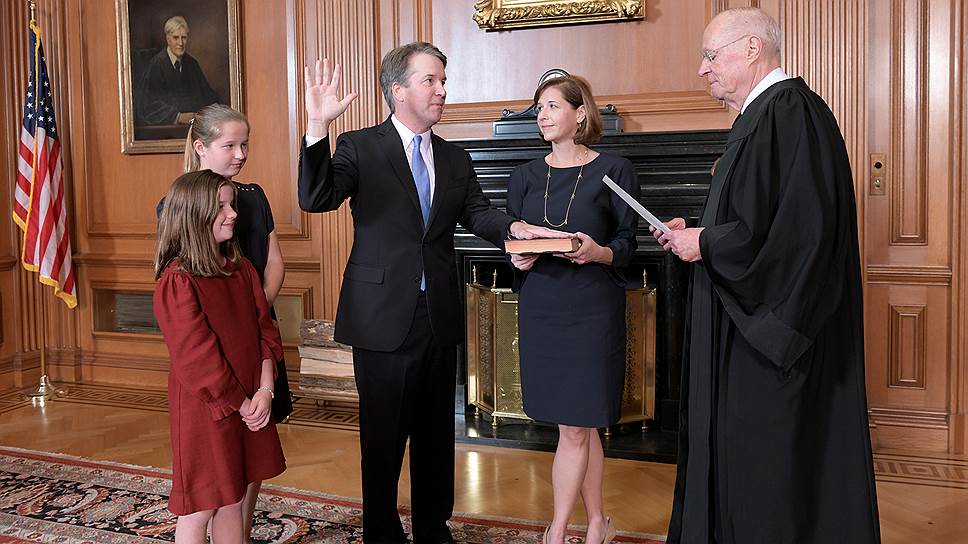 Член Верховного суда в отставке Энтони Кеннеди (справа), Бретт Кавано (слева) с женой и Эшли и дочерьми Лизой и Маргарет 